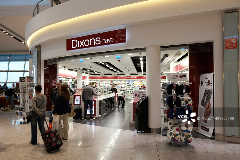 爱尔兰共和国都柏林国际机场2号航站楼出发区的迪克森旅行商店图片素材