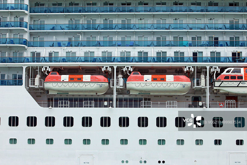 大型游轮停靠在阿拉斯加斯卡圭港，船舷上的救生艇景观图片素材