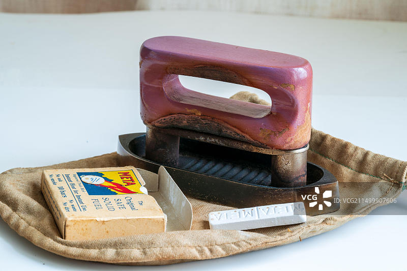 20世纪30年代的紫色手柄迷你旅行熨斗和Meta燃料片图片素材