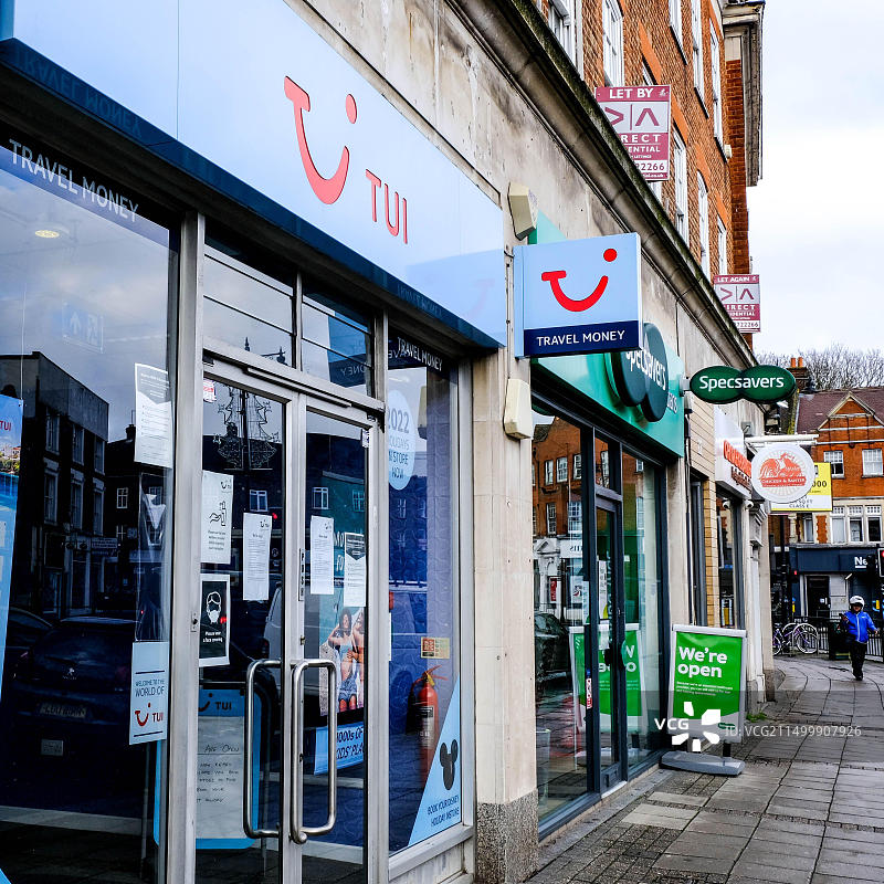 英国伦敦埃普瑟姆，2021年1月3日，在Covid-19四级封锁期间关闭营业的High Street旅行社Tui图片素材