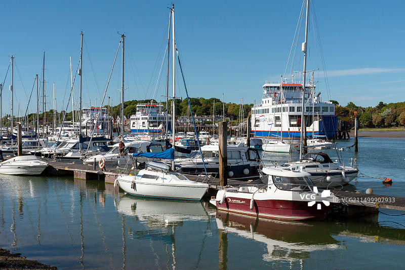 英国汉普郡莱明顿，2020年5月。怀特link滚装渡轮因旅行限制和冠状病毒爆发停靠在莱明顿河上图片素材