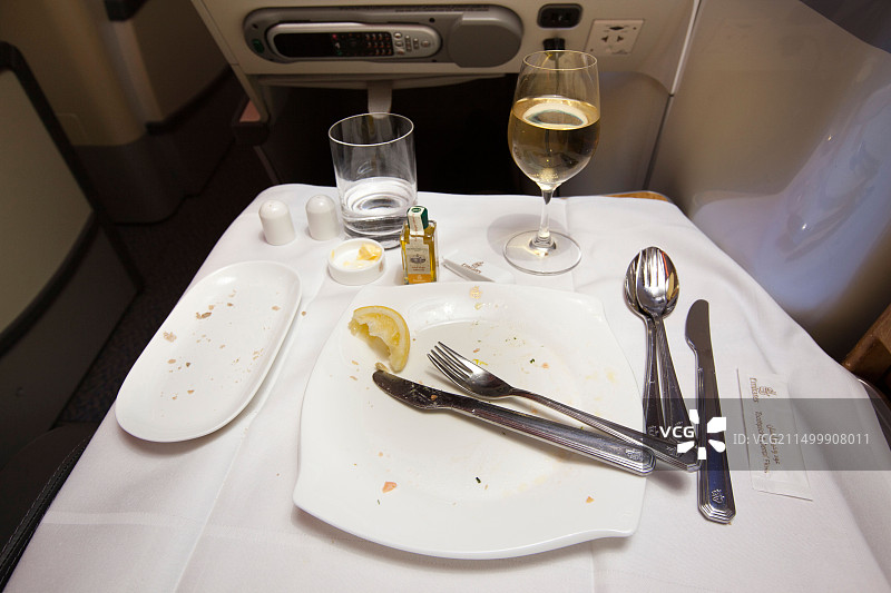 英国阿联酋航空A380客机上的商务舱餐食图片素材
