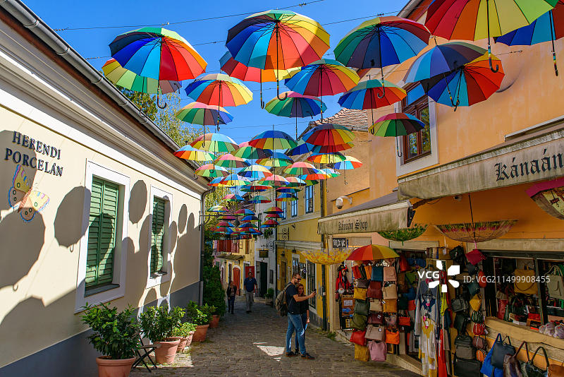 在多瑙河畔匈牙利小镇圣安德烈大街上漫步的游客图片素材