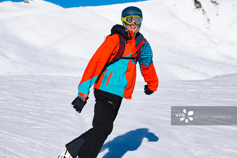 人们在阿尔卑斯山区（法国萨瓦省莱萨尔克2000）享受冬季滑雪图片素材