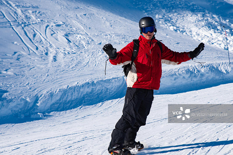 人们在阿尔卑斯山区（法国萨瓦省莱萨尔克2000）享受冬季滑雪图片素材