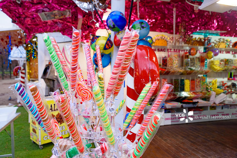 法国巴黎杜乐丽花园2018年圣诞市场中的食品和糖果摊位图片素材