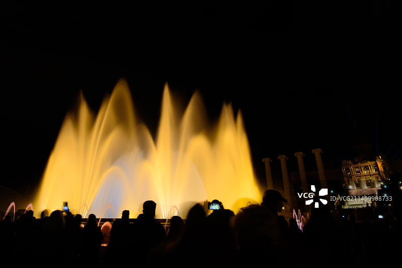 西班牙巴塞罗那蒙特惠奇魔法喷泉的彩色灯光音乐喷泉表演图片素材