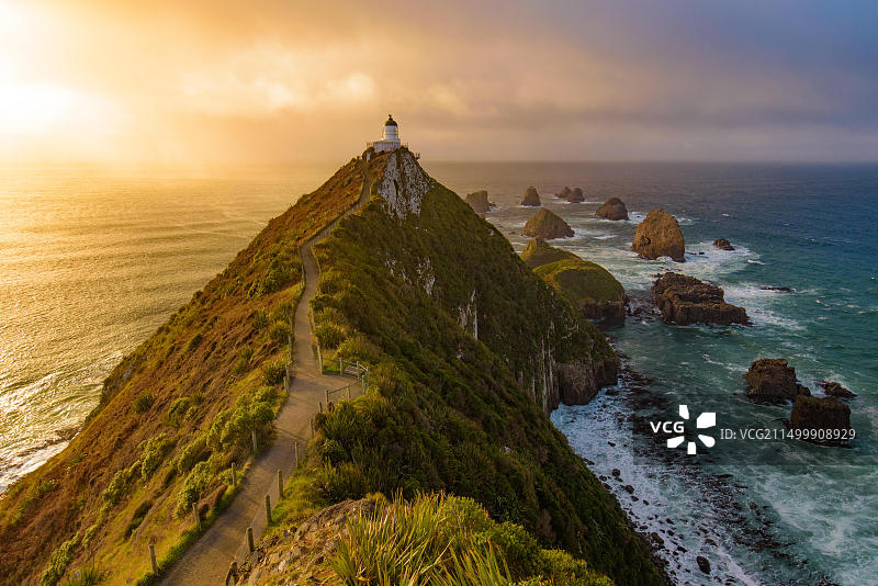 新西兰南岛日出时的纳吉特角灯塔图片素材