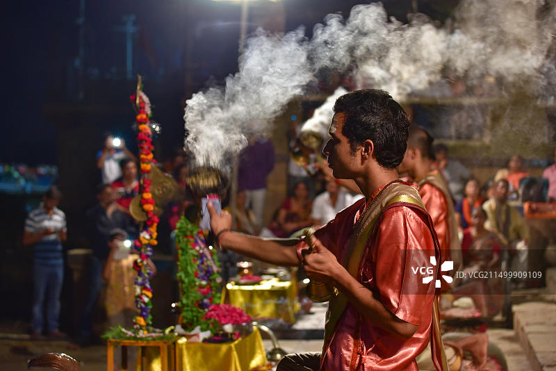 印度瓦拉纳西，恒河夜祭仪式图片素材