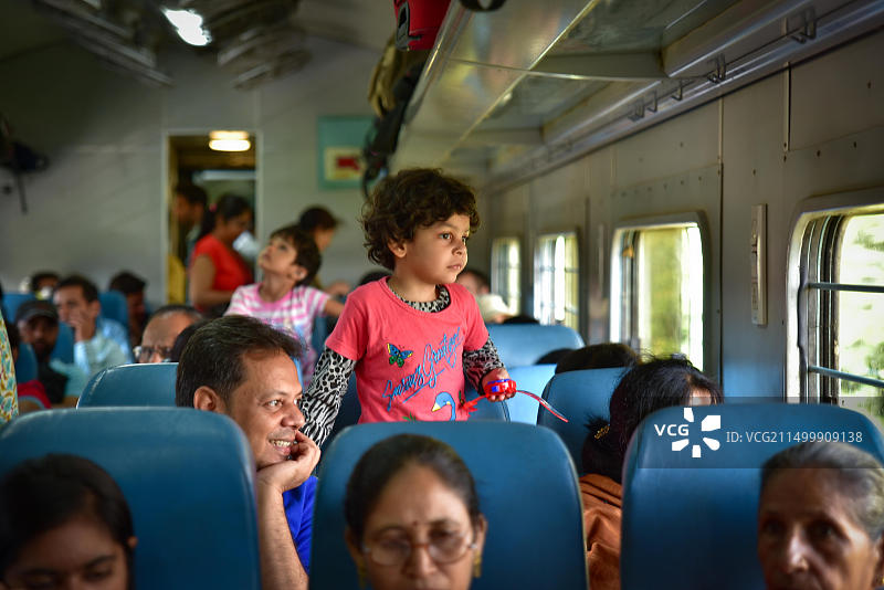 印度火车上，女孩和父亲向窗外看图片素材