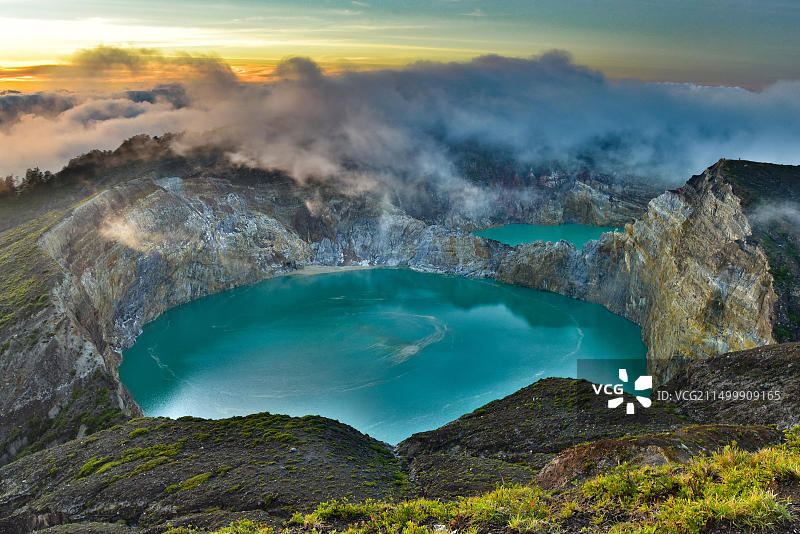 克里穆图火山湖日出，弗洛勒斯，印度尼西亚图片素材