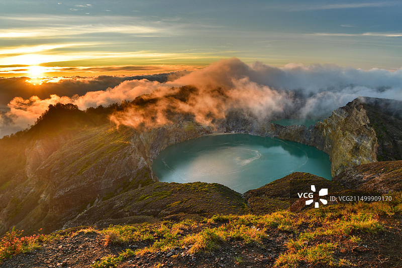 克里穆图火山湖日出，弗洛勒斯，印度尼西亚图片素材