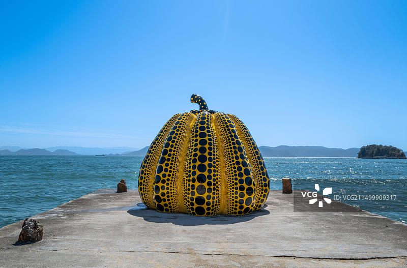 草间弥生作品：日本直岛的黄色南瓜图片素材