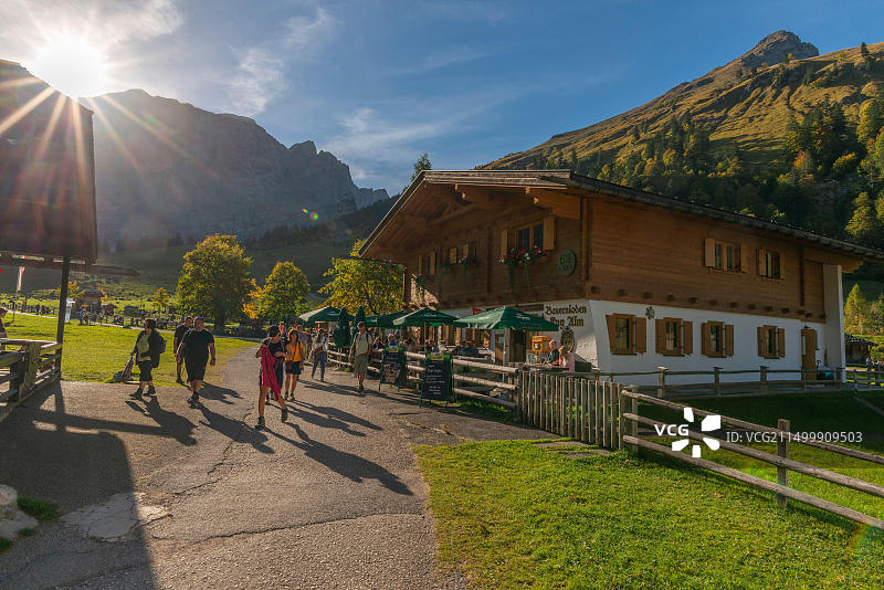 奥地利蒂罗尔卡文德尔自然公园的恩格高山村庄图片素材