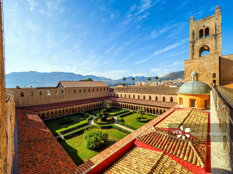 蒙雷阿莱大教堂回廊和花园，位于意大利西西里岛巴勒莫蒙雷阿莱图片素材