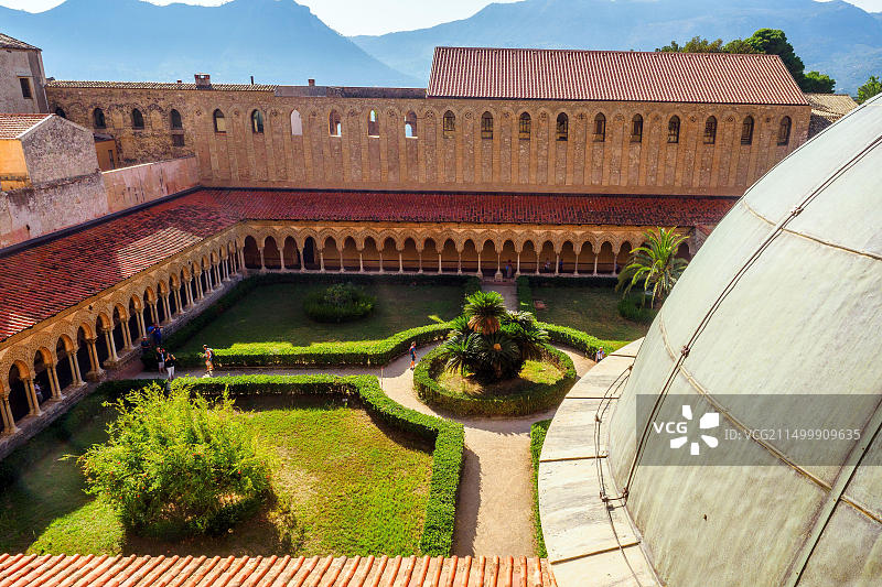 蒙雷阿莱大教堂回廊和花园，位于意大利西西里岛巴勒莫蒙雷阿莱图片素材