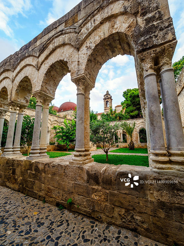 隐士圣约翰修道院的回廊，古老的阿拉伯-诺曼和罗马式风格教堂 - 意大利巴勒莫图片素材