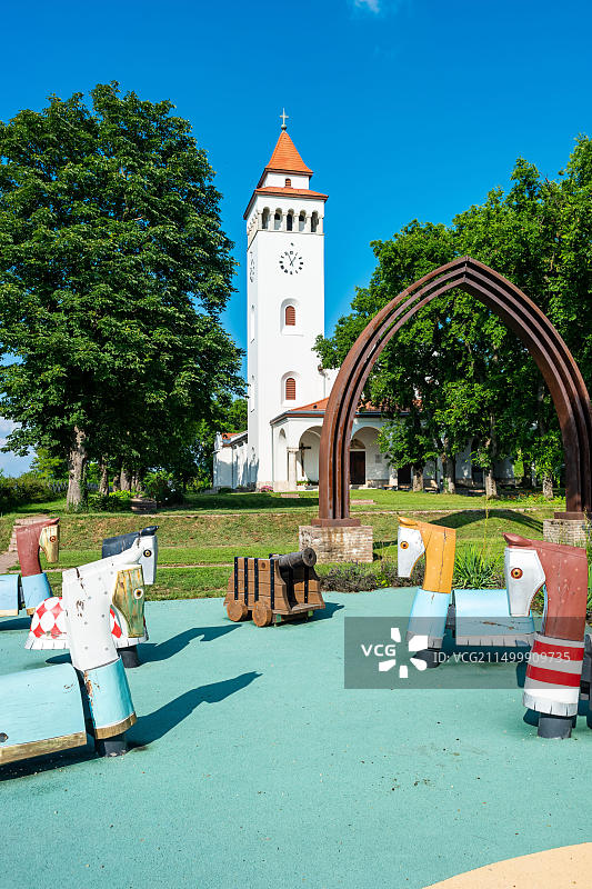 匈牙利巴塔村圣血大教堂游乐场图片素材