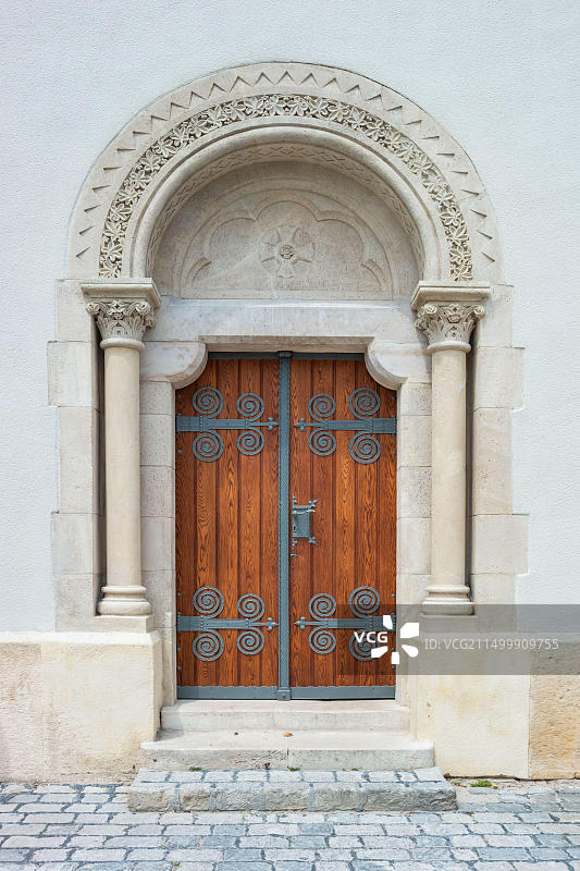 匈牙利维斯普雷姆市中心圣米迦勒大教堂的罗马式风格门图片素材