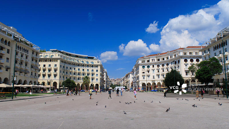 塞萨洛尼基主广场及周边行人图片素材