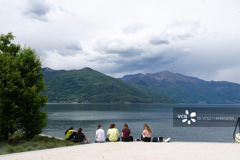 2021年5月18日，意大利伦巴第马焦雷湖-卢伊诺，观湖景的女孩图片素材