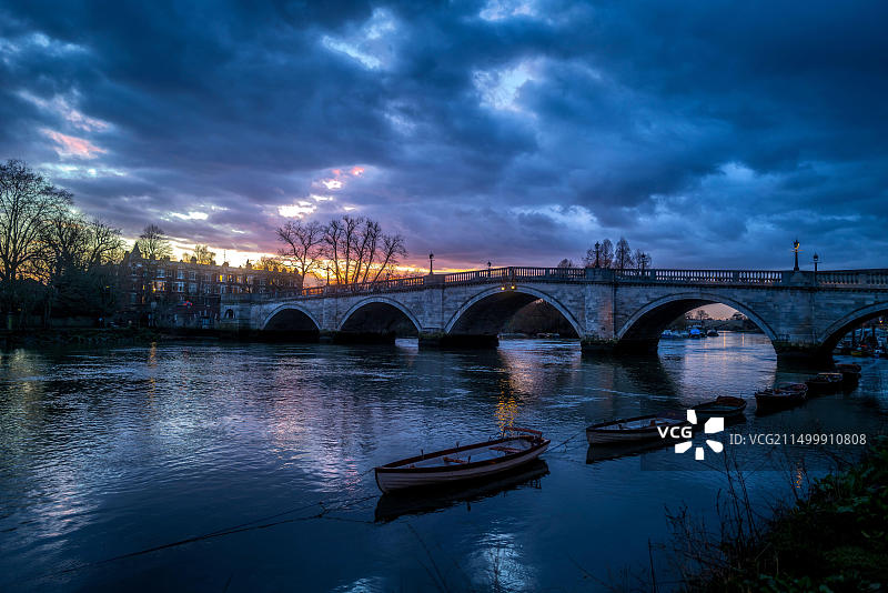 伦敦日落时分的里士满桥图片素材