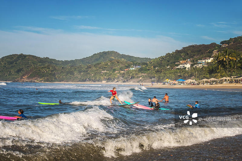在墨西哥萨尤利塔学习冲浪的孩子们图片素材