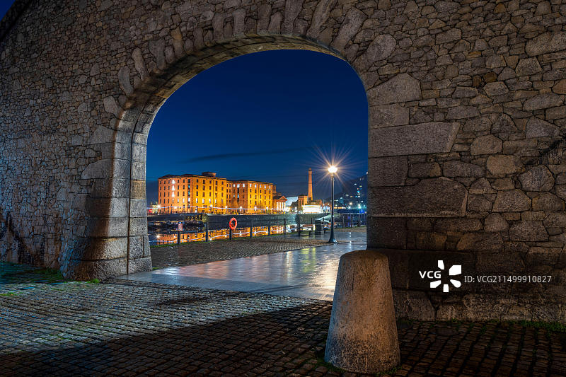 夜晚透过石拱门看到的阿尔伯特码头，默西塞德郡，利物浦图片素材