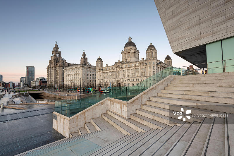 利物浦博物馆台阶上的利物浦海滨图片素材