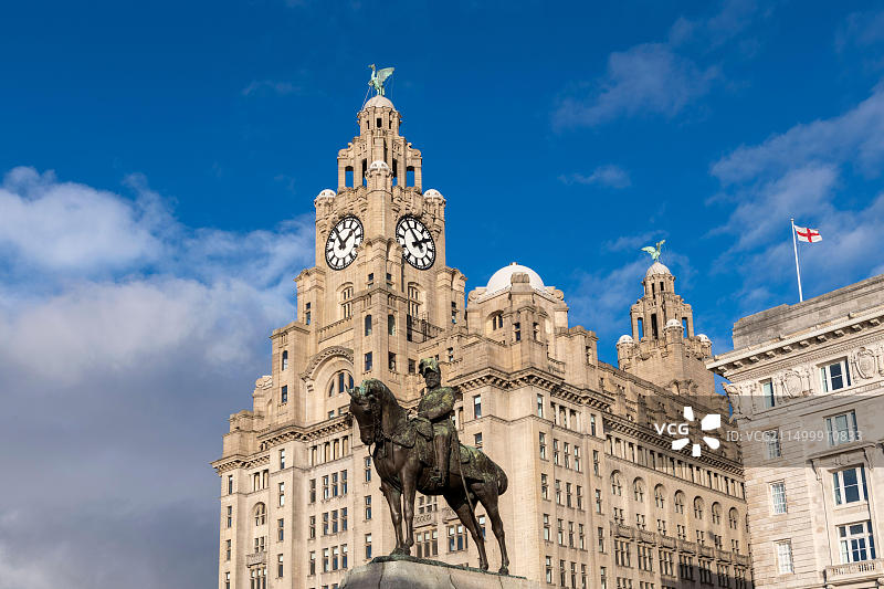 英国利物浦皇家利物大厦前的爱德华七世国王雕像图片素材