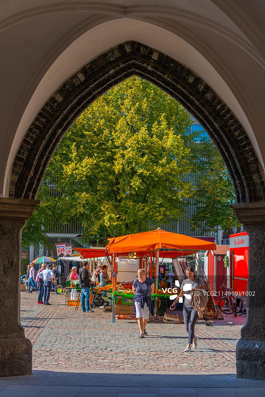 市政厅后方的拱门，面向市中心的市场广场，德国北部石勒苏益格-荷尔斯泰因州吕贝克图片素材