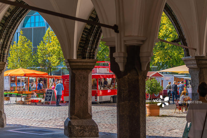 市政厅后方的拱门，面向市中心的市场广场，德国北部石勒苏益格-荷尔斯泰因州吕贝克图片素材