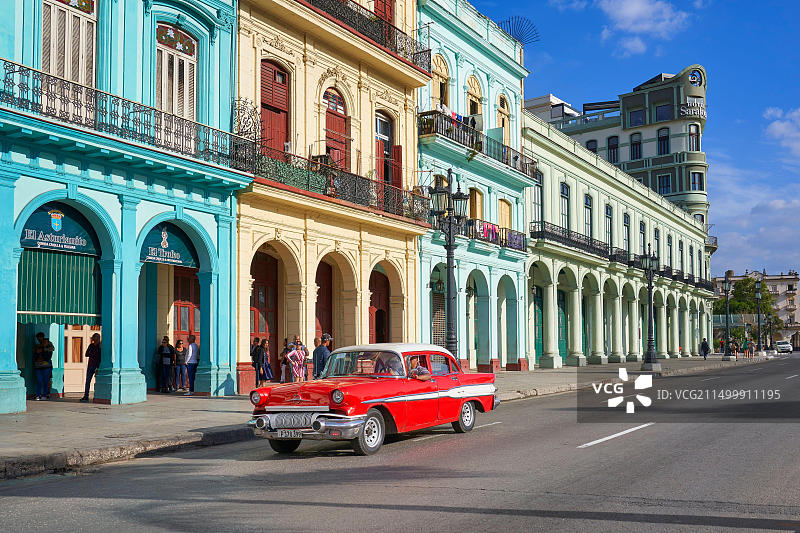 古巴哈瓦那街头的经典美国老爷车图片素材