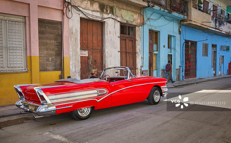 在古巴哈瓦那老城街道上的经典红色美国汽车（联合国教科文组织）图片素材
