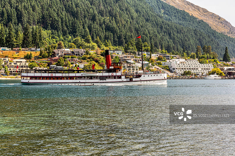 在新西兰瓦卡蒂普湖上的TSS厄恩斯劳蒸汽船图片素材