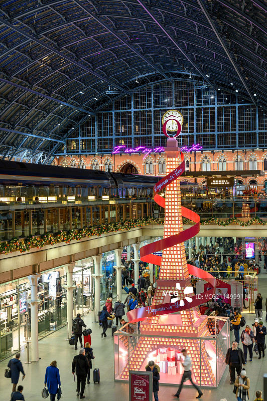 英国伦敦圣潘克拉斯国际车站夜晚图片素材