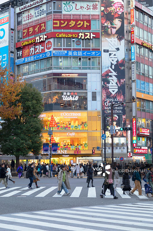 人们穿过涩谷十字路口，日本本州东京涩谷图片素材