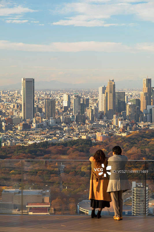 情侣在涩谷十字路口广场楼顶，日本本州岛东京涩谷图片素材