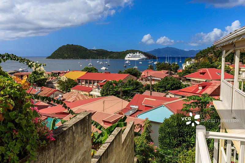 瓜德罗普莱圣特群岛：红色屋顶小镇与美丽海湾风光图片素材
