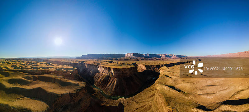 美国亚利桑那州佩吉镇附近科罗拉多河马蹄湾的内切河曲全景无人机照片图片素材