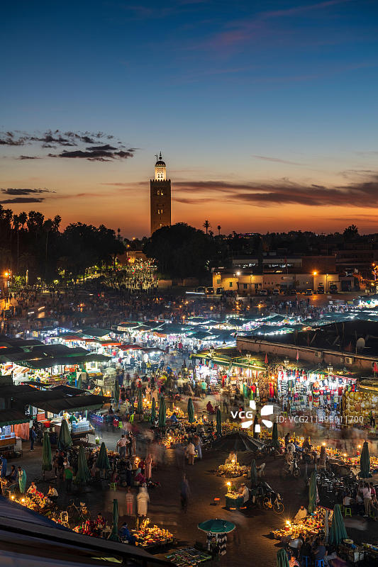 黄昏时分，俯瞰德吉玛广场的食物摊位和人群，摩洛哥马拉喀什图片素材