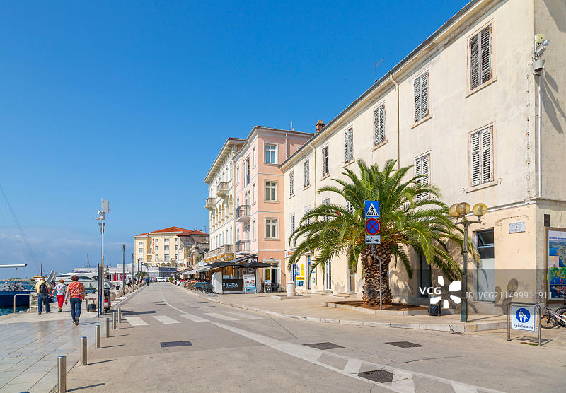 克罗地亚波雷奇老城咖啡馆餐厅和亚得里亚海景色图片素材