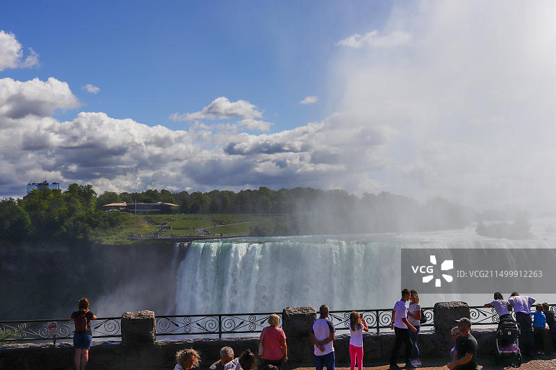 游客游览加拿大安大略省尼亚加拉瀑布图片素材