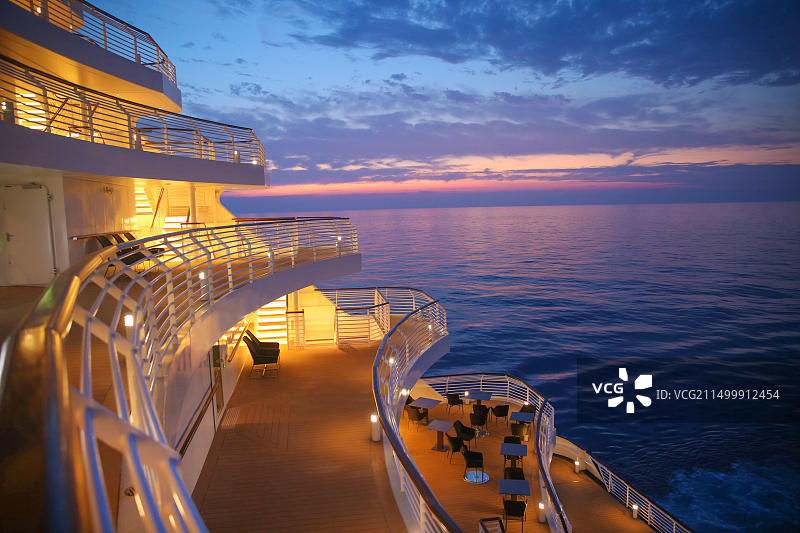 波罗的海巡航邮轮甲板上的日落图片素材