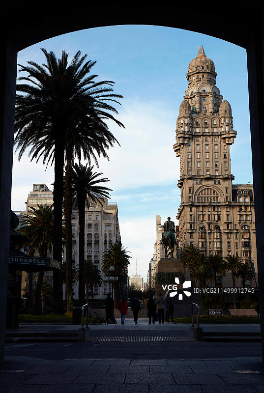 乌拉圭蒙得维的亚独立广场和萨尔沃宫风光图片素材