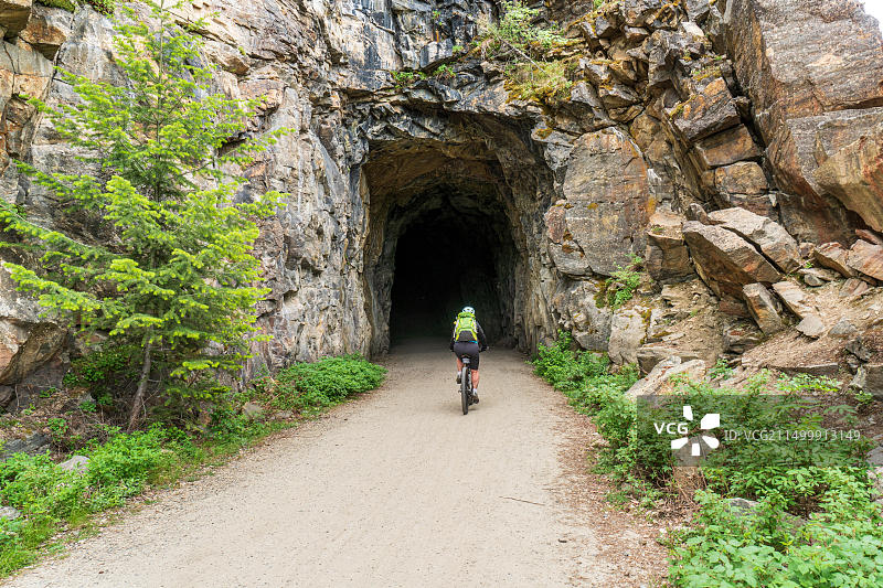 女子在壶谷铁路隧道骑自行车图片素材