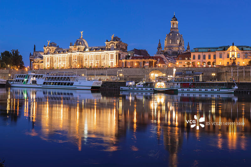 德国萨克森州德累斯顿易北河，有美术学院、布吕尔平台、圣母教堂图片素材