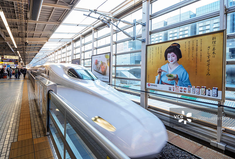 京都的新干线高速列车和艺伎海报图片素材