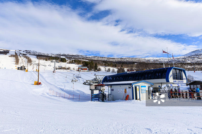 挪威奥普兰郡的冬季滑雪胜地，雪道和升降椅图片素材