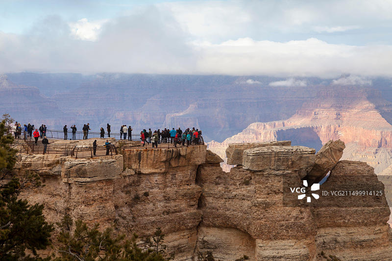 美国亚利桑那州，大峡谷马瑟点的游客图片素材